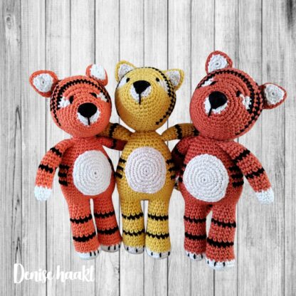 drie gehaakte amigurumi knuffels van het haakpatroon Tobias tijger